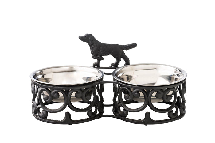 The Double Dog Bowl 35x17cm consists of two sturdy iron bowls gracefully housed in an ornate stand with a dog figure on top. Its antique black and silver finish provides a timeless elegance to this set.